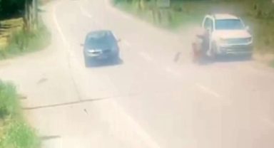 Kamyonet ile motosiklet böyle çarpıştı: 1 ağır yaralı