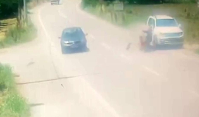 Kamyonet ile motosiklet böyle çarpıştı: 1 ağır yaralı