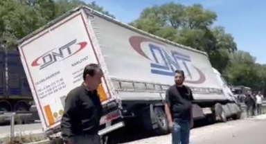 Karacabey’de ön lastiği patlayan tır refüje girdi