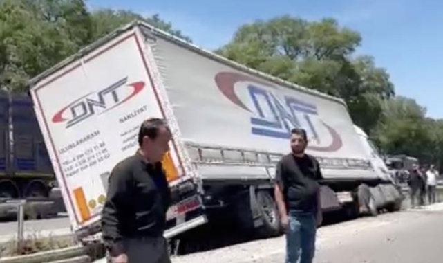 Karacabey’de ön lastiği patlayan tır refüje girdi