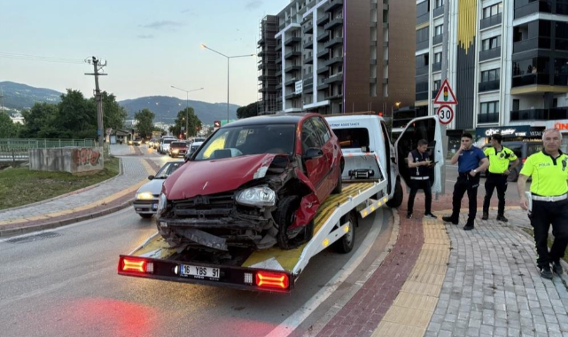 Kontrolden çıkan araç tabelaya çarptı: 1 yaralı