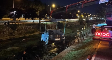 Makas atan otomobille birlikte iki araç dereye uçtu