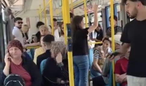Metro'da yüksek sesle konuşma tartışması