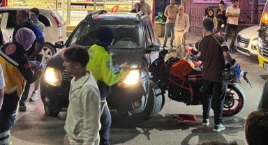 Motosiklet otomobile saplandı: 1 yaralı