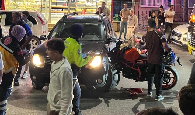 Motosiklet otomobile saplandı: 1 yaralı