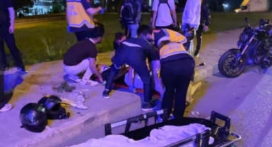 Motosiklet sürücüsü emniyet şeridinde bekleyen motosikletlere çarptı: 3 yaralı