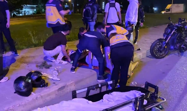 Motosiklet sürücüsü emniyet şeridinde bekleyen motosikletlere çarptı: 3 yaralı