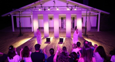 Nilüfer'de Kadın oyunları festivali 'Şairler Mezarlığı' oyunuyla sona erdi