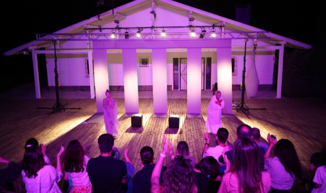 Nilüfer'de Kadın oyunları festivali 'Şairler Mezarlığı' oyunuyla sona erdi