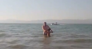 Oğlunu kurtarmak isterken akıntıya kapılan babadan son kare