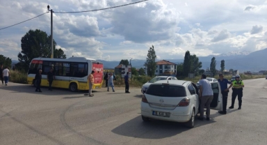 Otomobil ile özel halk otobüsü çarpıştı: 3 yaralı