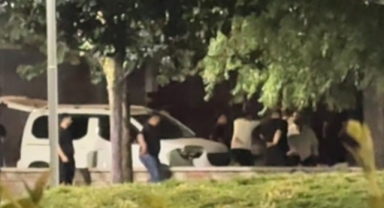 Otomobille gelip parkta bir kişiyi darp ettiler