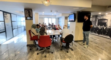 Partililer CHP Bursa İl binası girişine barikat kurdu