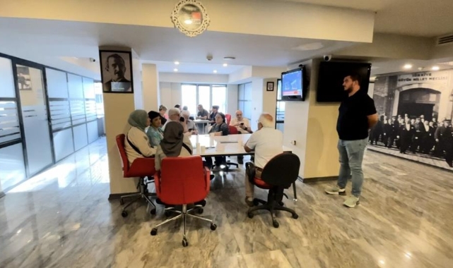 Partililer CHP Bursa İl binası girişine barikat kurdu