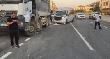 Servis minibüsü kamyona arkadan çarptı: 1 yaralı