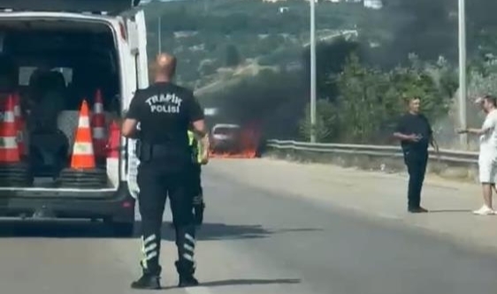 Seyir halindeki araç alevlere teslim oldu