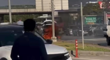 Seyir halindeki otomobil alev topuna döndü