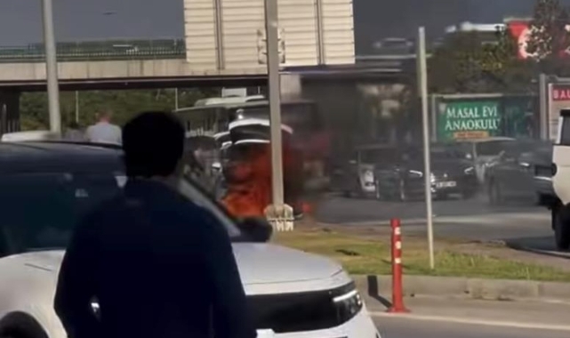 Seyir halindeki otomobil alev topuna döndü