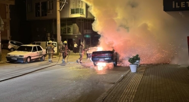 Seyir halindeki otomobil sokak ortasında yandı