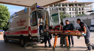 Seyir halindeyken fenalaşan motosiklet sürücüsü park halindeki araca çarptı
