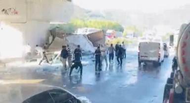 Su yüklü tır hızlı tren köprüsü ayağına çarptı: 1 ölü