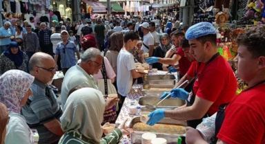 Tuzpazarı esnafı 5 bin kişiye aşure ikram etti