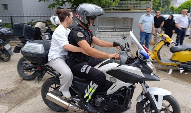 Yanlış okula gelen adayların yardımına polis koştu