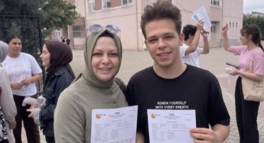 YKS'ye anne-oğul aynı okulda girdi