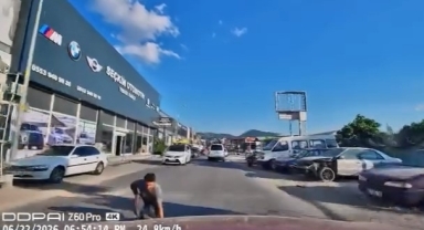 Yola düşürdüğü eşyayı almak isterken saniyelerle ölümden kurtuldu