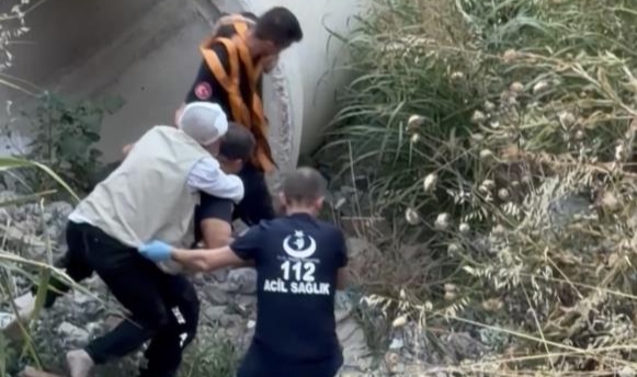20 metrelik uçurumdan itfaiye eri'nin sırtında çıktı