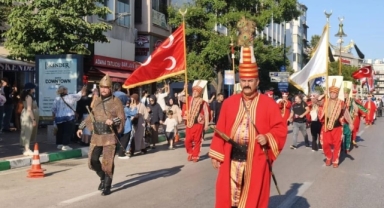 38. Uluslararası Altın Karagöz Halk Dansları Yarışması kortejle başladı