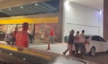 Akaryakıt istasyonunda sopalı kavga kamerada