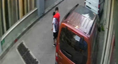 Akran zorbalığı kameraya böyle yansıdı
