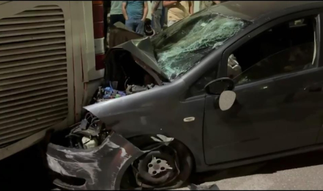 Alkollü sürücü önce duvara sonra otobüse çarptı