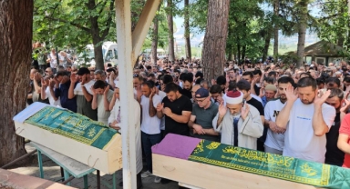 Aynı motosiklette can veren anne-baba gözyaşlarıyla uğurlandı