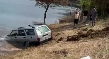 Baraja uçan otomobili 5 metre derinliğe dalıp çıkardı