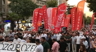 Bursa'da CHP örgütü İl Başkanlığı'ndan yeni ofise yürüdü