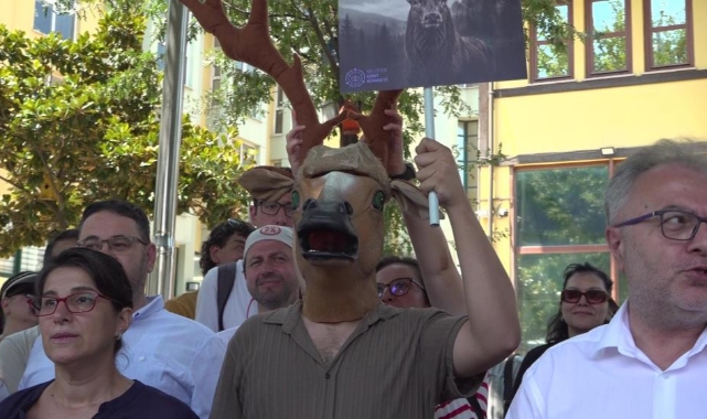 Bursa'da kızıl geyik av ihalesine geyik kostümlü protesto
