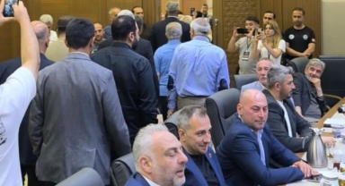 Büyükşehir'de gergin oturum: CHP'li üyeler salonu terk etti!