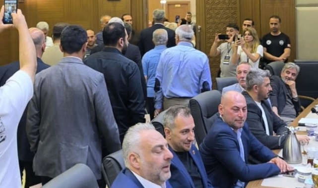 Büyükşehir'de gergin oturum: CHP'li üyeler salonu terk etti!