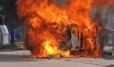 Çakmak yüklü araç alev alev yandı