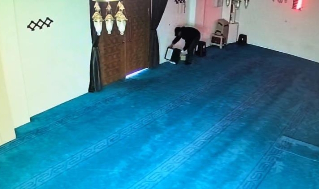 Caminin yardım kutusundan 100 bin lira çaldı