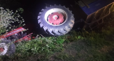 Devrilen traktörün sürücüsü ağır yaralandı