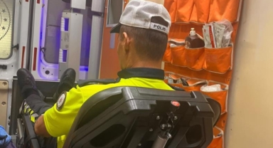 Dur ihtarına uymadı motosikletini polisin üzerine sürdü: 2 yaralı