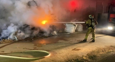 Fabrika bahçesinde çıkan yangın korkuttu