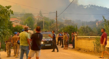 Fethiye’deki yangında bir mahalle tedbir amaçlı tahliye ediliyor