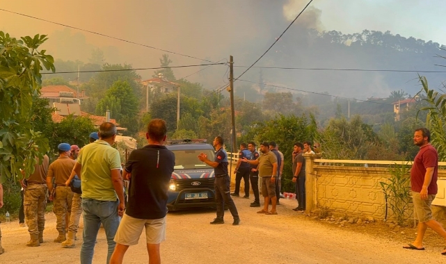 Fethiye’deki yangında bir mahalle tedbir amaçlı tahliye ediliyor