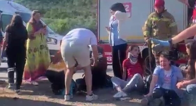 Gemlik'te işçi servisi ile otomobil çarpıştı: 15 yaralı