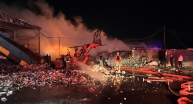 Geri dönüşüm tesisi'nde alevler geceyi aydınlattı