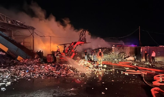 Geri dönüşüm tesisi'nde alevler geceyi aydınlattı